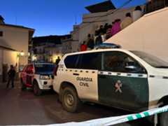 Varios coches de la Guardia Civil junto a la vivienda en la que se han producido los fallecimientos.