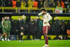 Veiga, abatido, tras el pitido final en Dortmund.