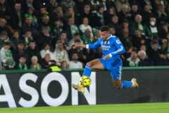 El delantero del Real Madrid Kylian Mbappé controla el balón durante el partido contra el Elche.