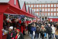 Ambiente en el Mercado de Navidad de la Plaza Mayor de Madrid.