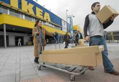 Una pareja, saliendo de tienda Ikea de Barakaldo.