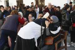 Vecinos de Torrox lloran la muerte de la familia durante el minuto de silencio convocado a las puertas del Ayuntamiento.