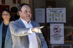 El candidato del PP a la Generalitat, Juanfran Pérez Llorca, a su salida del juzgado de Catarroja.