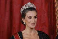 Primer plano de la Reina con  la tiara Cartier.