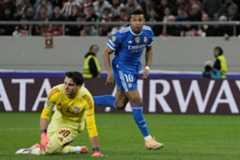 Mbappé, ante Tzolakis, tras anotar el 1-3 en Atenas.