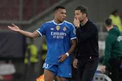 Mbappé conversa con Xabi Alonso, en el Georgios Karaiskakis.