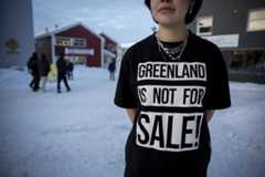 Nora, la empleada de una tienda que vende camisetas con la leyenda "Groenlandia no se vende", en Nuuk.
