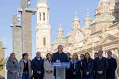 Jorge Azcón y miembros destacados del PP en Aragón en la Plaza del Pilar