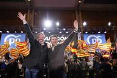 Jorge Azcón y Alberto Núñez Feijóo en el acto de cierre de campaña del PP en Aragón