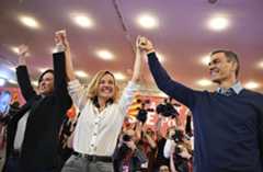 Pilar Alegría, en el mitin de Zaragoza, entre Teresa Ladrero y Pedro Sánchez.