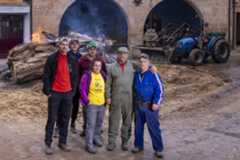 De izda. a dcha., Javier, Ángel, Francisco, Beatriz, Agustín y José posan frente a una hoguera en honor a San Blas en Alloza.