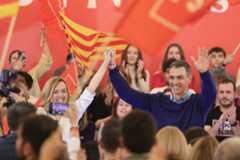 Pedro Sánchez, con Pilar Alegría, durante la campaña.
