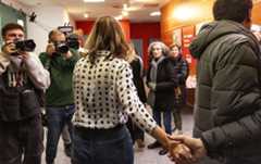 La candidata del PSOE, Pilar Alegría, en la sede del partido en Zaragoza tras conocer los resultados.