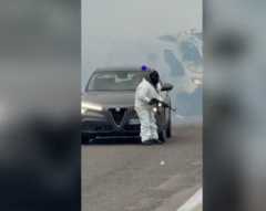 Uno de los asaltantes sale de un vehículo que camuflaron como si fuera de policía.