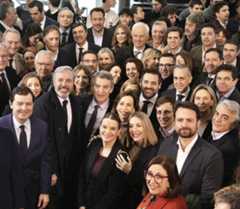 Feijóo, con Azcón y otros dirigentes del PP, en la sede de Génova.