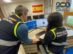 Dos agentes de la Policía Nacional.