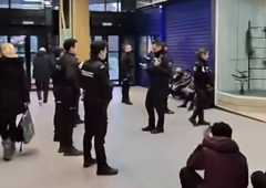 Los agentes de la Policía Nacional en el centro comercial Gran Vía de Hortaleza.