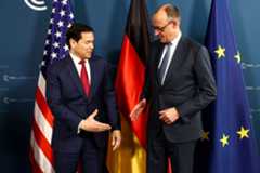 El canciller alemán, Friedrich Merz, y el secretario de Estado de EEUU, Marco Rubio, se dan la mano en Múnich, este viernes.