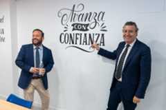 El alcalde de La Algaba, Diego Agüera, junto al presidente de la Diputación de Sevilla, Javier Fernández.