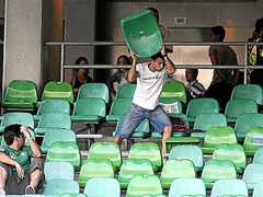 Un hincha parte y lanza una silla del estadio del Betis en el partido del descenso. | Marcamedia