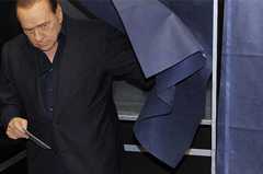 Berlusconi emite su voto en Milán. | Efe Berlusconi emite su voto en Milán. | Efe