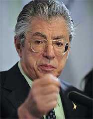 Bossi, tras conocer los resultados.(AFP) Bossi, tras conocer los resultados.(AFP)