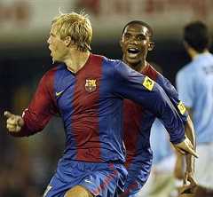 Gudjohnsen y Eto'o celebran el gol del islandés. (Foto: AP)