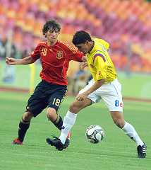 Sergi Roberto (izda) trata de robarle el balón a Daniel Catango. (Foto: AFP)