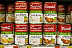Latas de sopa Campbell's en una estantería de un supermercado de Nueva York.