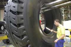 Un operario trabaja en la planta de Michelin en Vitoria.