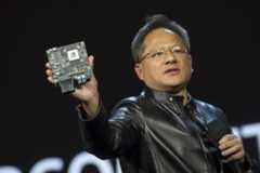 Jen-Hsun Huang, CEO de Nvidia, sostiene uno de los chips de la compañía en un evento en Las Vegas, Nevada, EEUU.