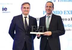 Marco Pompignoli, presidente ejecutivo de Unidad Editorial, entrega el premio EXPANSIÓN  a Mejor CEO a Gonzalo Gortázar, consejero delegado de CaixaBank.