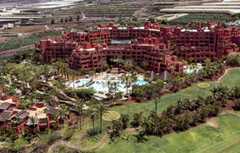 Compartirtiempo de calidad con amigos y familia (46%) y disfrutar de la gastronomía (43%) siguen siendo prioridades clave para los viajeros españoles. En la imagen, el hotel The Ritz-Carlton, Abama en Tenerife.