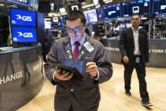 NEW  lt;HIT gt;YORK lt;/HIT gt; (United States), 11/07/2025.- Traders work at the Opening Bell on the floor of the New  lt;HIT gt;York lt;/HIT gt; Stock Exchange in New  lt;HIT gt;York, lt;/HIT gt; New  lt;HIT gt;York lt;/HIT gt;, USA, 11 July 2025. Investors are continuing to react to the Trump administration’s evolving tariff deals with global trading partners.  lt;HIT gt;(Nueva lt;/HIT gt;  lt;HIT gt;York) lt;/HIT gt; EFE/EPA/JUSTIN LANE OPERADORES  lt;HIT gt;BOLSA lt;/HIT gt; NYSE WALL STREET  lt;HIT gt;NUEVA lt;/HIT gt;  lt;HIT gt;YORK lt;/HIT gt;