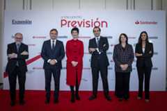 Marco Pompignoli, presidente ejecutivo de Unidad Editorial; Elma Saiz, ministra de Inclusión, Seguridad Social y Migraciones; Juan Muñoz, director de Vida y Pensiones para Europa de Santander; Ana I. Pereda, directora de EXPANSIÓN, y Alfonsa Muñoz, directora de Previsión Colectiva de Santander.