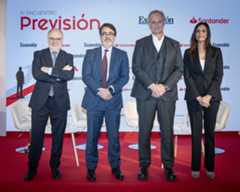 Iñaki Garay, director adjunto de EXPANSIÓN; Carlos Esquivias, director de Seguros Personales de Unespa; Diego Valero, presidente de Novaster, y Alfonsa Muñoz, Directora de Previsión Colectiva de Santander.
