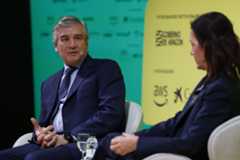 El presidente de Naturgy, Francisco Reynés (izquierda), y Cristina Lobillo, directora de política energética de la dirección general de energía de la Comisión Europea, durante su participación en el XXIV Congreso de Directivos de la Fundación CEDE (Confederación Española de Directivos y Ejecutivos), este jueves en Zaragoza.