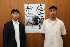 三宅唱監督（右）と主演の森岡龍