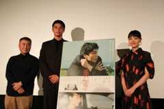 舞台挨拶に立った（左から）斎藤久志監督、東出昌大、奈緒