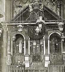 Синагогальный ковчег (арон кодеш) в одной из синагог Гибралтара (конец 19 в.). Фото из коллекции М. Сульцбергера. Jewish Encyclopedia (1901–1906).