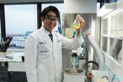 実験道具を手にする村木風海さん【写真：ENCOUNT編集部】