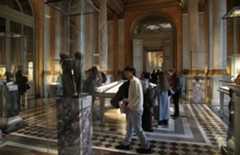 Cambriolage au Louvre : quatre nouvelles arrestations, les bijoux toujours introuvables. (AP) AP