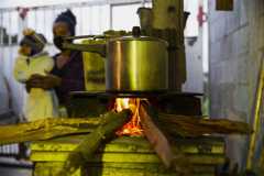 SÃO PULO, SP. 09.04.2021 - Marli Oliveira Gama, 54, cozinha feijão em fogão à lenha improvisado no quintal de sua casa, no Jardim Papai Noel, na região de Parelheiros, em São Paulo (SP). Sem dinheiro, para comprar gás de cozinha, ela adotou o fogão á lenha para cozinhar.  (Foto: Lalo de Almeida/ Folhapress).