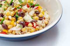 Sao Paulo, SP, BRASIL, 20-02-2024:  Especial Cozinha / Guia para cozinhar em casa: Salada de grao de bico com bacalhau preparado pelo chef Mauricio Lopes na escola Wilma Kovesi de cozinha (ingredientes do prato; grao de bico, bacalhau, pimentoes, azeitona preta, cebola roxa, sal e limao)  (Foto: Eduardo Knapp/Folhapress, COMIDA)