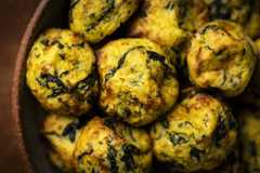 SÃO PAULO, SP, BRASIL, 05.03.2024: Fotos para a série Cozinha Rápida em Casa, com produção realizada na Escola Wilma Kovesi de Cozinha. Na foto o bolinho de mandioquinha com espinafre. (Foto: Bruno Santos/Folhapress)