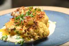 SÃO PAULO / SP / BRASIL -27 /3/24 - :00h - Receita de couve-flor com pápicra defumada e tahine ao forno. Escola Wilma Kovesi de Cozinha ( Foto: Karime Xavier / Folhapress) . ***EXCLUSIVO***COMIDA