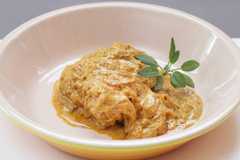 Sao Paulo, SP, BRASIL, 20-02-2024:  Especial Cozinha / Guia para cozinhar em casa: Frango com Iogurte (Tikka) preparado pelo chef Mauricio Lopes na escola Wilma Kovesi de cozinha (ingredientes do prato; sobrecoxa com pele, iogurte natural, cebola roxa, sal, limao e molho com especiarias (Foto: Eduardo Knapp/Folhapress, COMIDA)