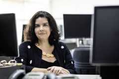 Sao Paulo, SP, BRASIL, 17-05-2024:  Retrato da jornalista Alexandra Moraes na Redacao do jornal FOLHA DE S.PAULO onde assume a funcao de Ombudsman (Foto: Eduardo Knapp/Folhapress, COTIDIANO)