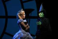 Fabi Bang e Myra Ruiz em cena do espetáculo 