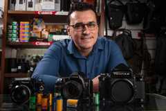 SÃO PAULO, SP, BRASIL. 13/11/2024 - Retrato de Ari Pedrosa, proprietário da loja Focus Filme, que vende equipamentos para fotografia analógica e digital. Ari vê a volta dos entusiastas de fotografia, que buscam câmeras analógicas, filmes fotográficos. (Foto: Jardiel Carvalho/Folhapress, ESPECIAIS) ***EXCLUSIVO FOLHA***